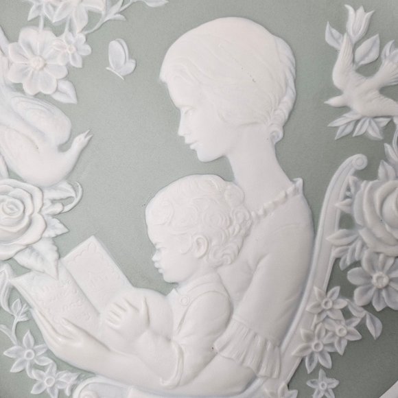 Franklin Porcelain by Adelaide Sundin Mothers Day 1977 Soft Green and Ivory - Picture 5 of 10